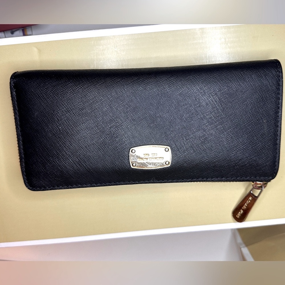 Michael Kors Leather Jet Set Black Zipper Closure Long Wallet